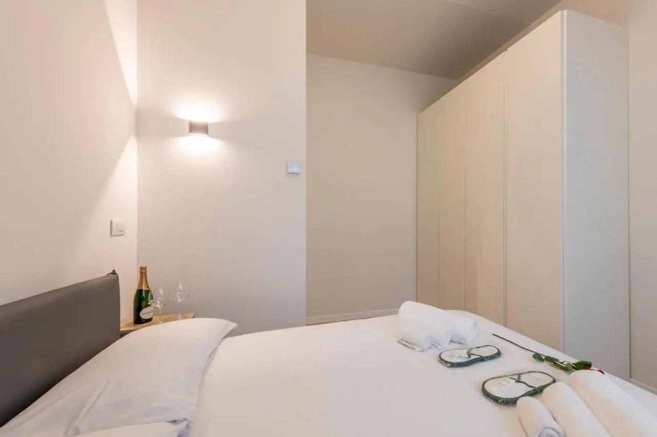De Amicis, 25 - Nel Cuore Di Milano